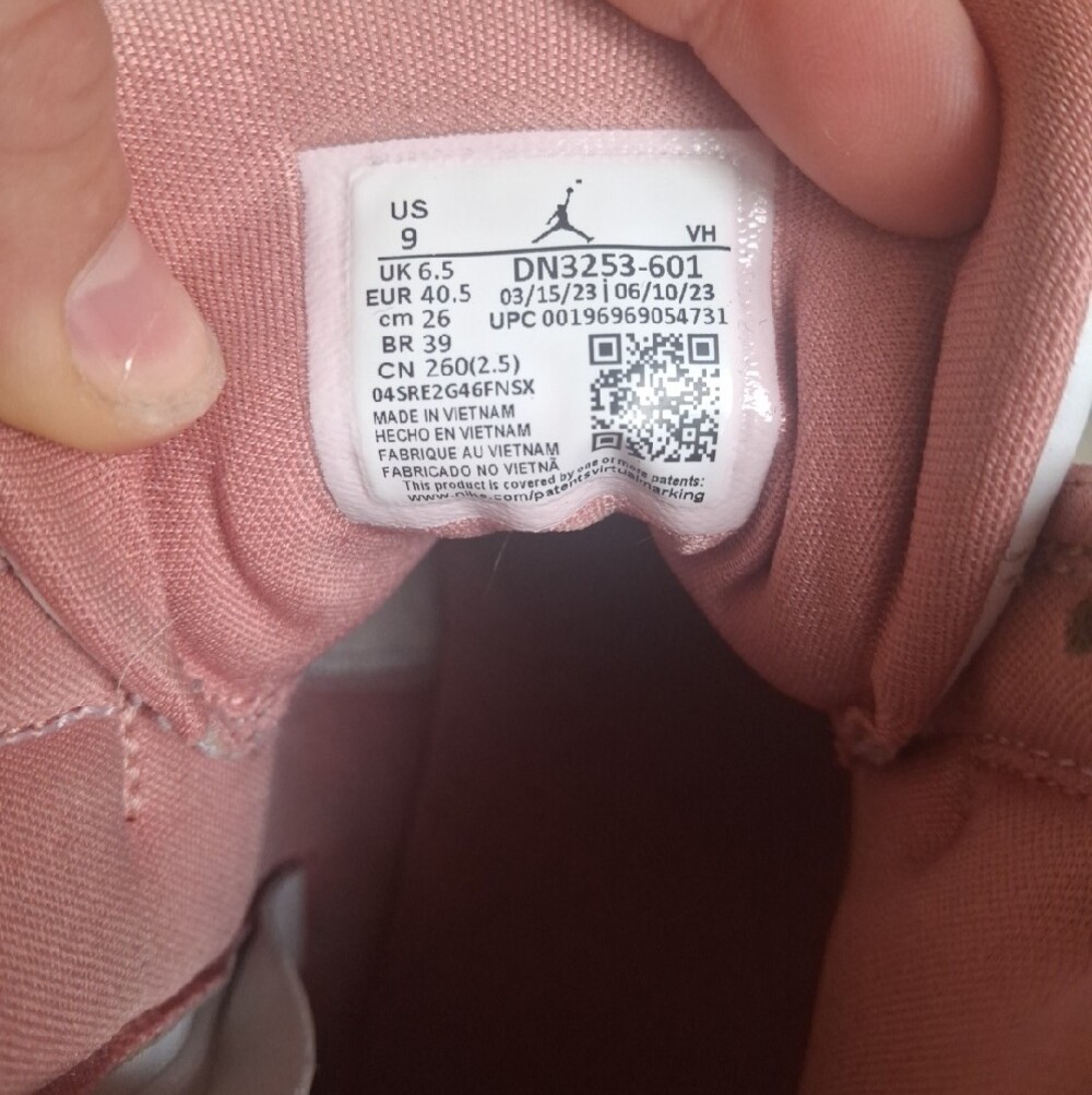 Women’s Jordan 1 in Dusty Pink and White - Picture 3 of 7